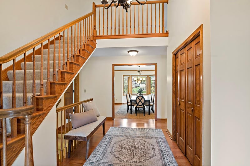 1316 Summit Oaks Dr, Burnsville, MN 55337