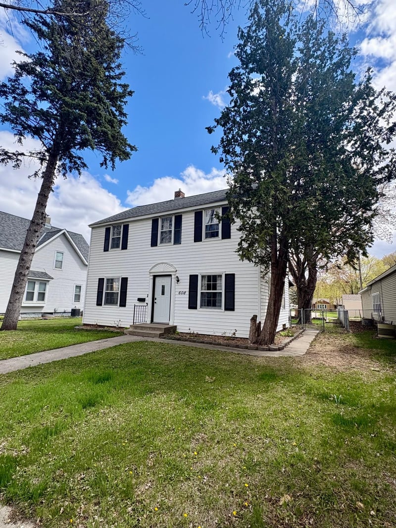 608 N 6th St, Montevideo, MN 56265