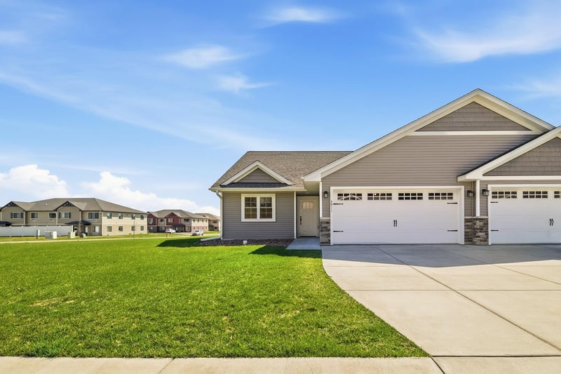 4911 Field Crest Ln, Eau Claire, WI 54701