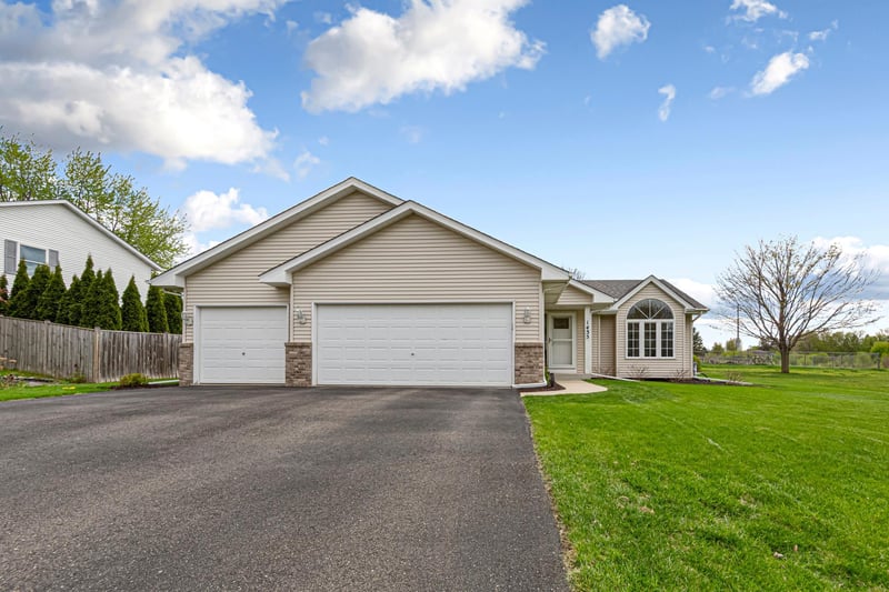 1435 Springwood Ln, Faribault, MN 55021