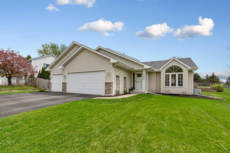 1435 Springwood Ln, Faribault, MN 55021