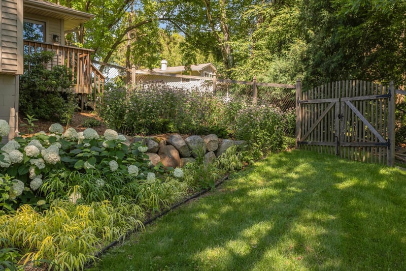 2120 Queensland Ln N, Plymouth, MN 55447