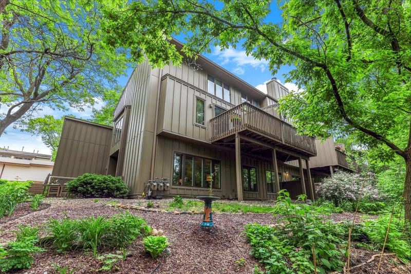 8970 Neill Lake Rd, Eden Prairie, MN 55347