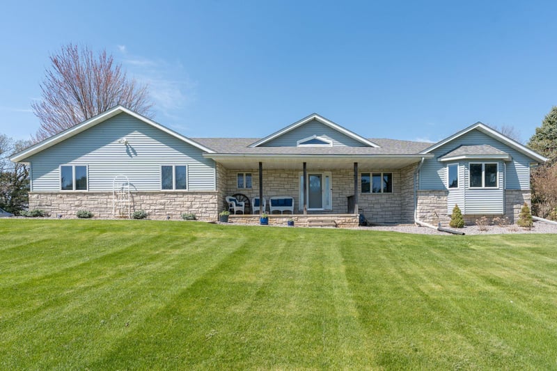 6106 Shamrock Dr, Madison Lake, MN 56063