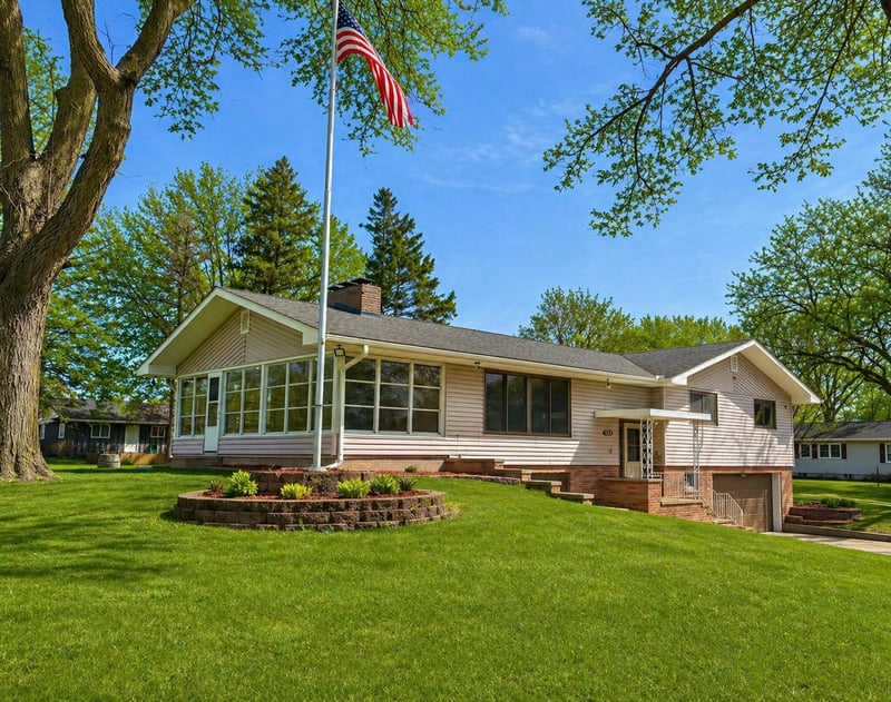 303 3rd Ave SW, Medford, MN 55049
