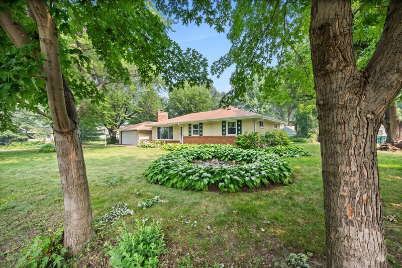 545 Miriam St, Mendota Heights, MN 55118