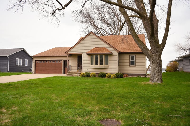 1532 S Shore Dr, Worthington, MN 56187