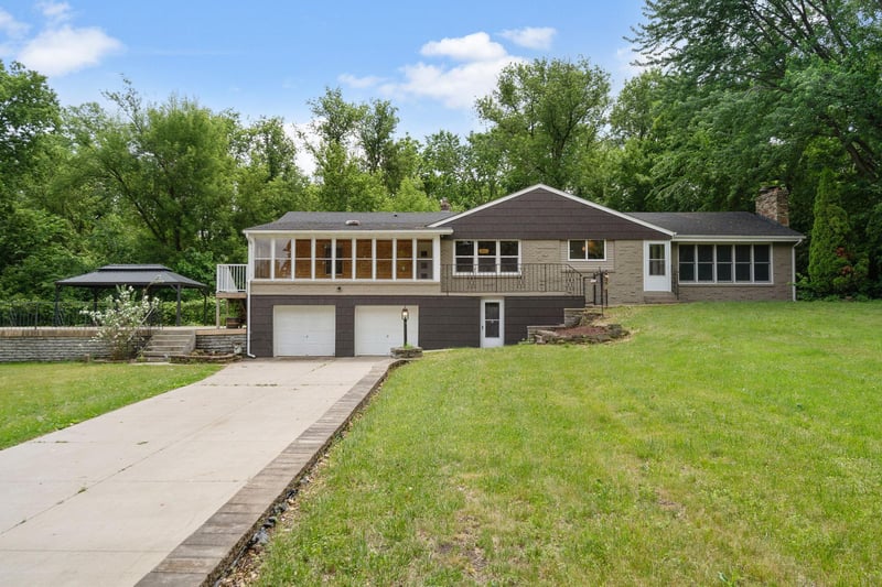 30 Woodridge Ln, Sunfish Lake, MN 55077