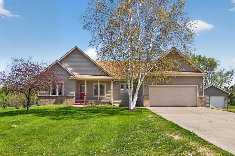 31770 Lakeview Dr, Lake City, MN 55041