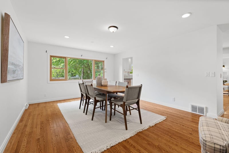 4704 W 70th St, Edina, MN 55435