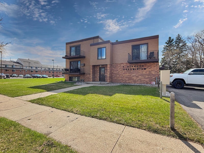 1225 7th St S #4, Moorhead, MN 56560