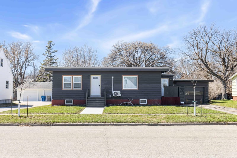 713 13th St N, Moorhead, MN 56560