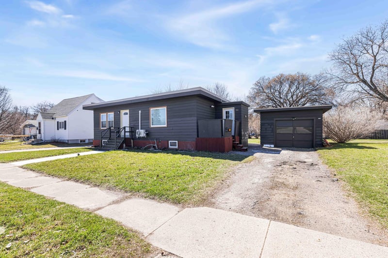 713 13th St N, Moorhead, MN 56560