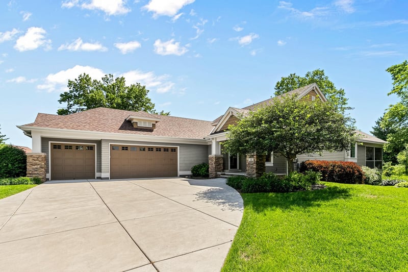 15 Hawthorne Ct, North Oaks, MN 55127