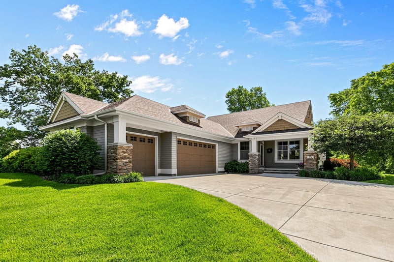 15 Hawthorne Ct, North Oaks, MN 55127
