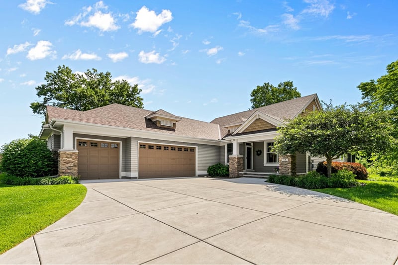 15 Hawthorne Ct, North Oaks, MN 55127