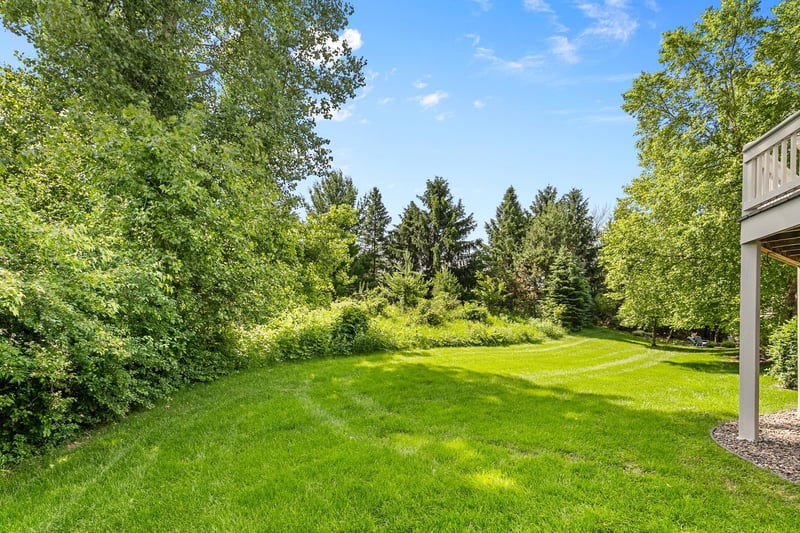 15 Hawthorne Ct, North Oaks, MN 55127