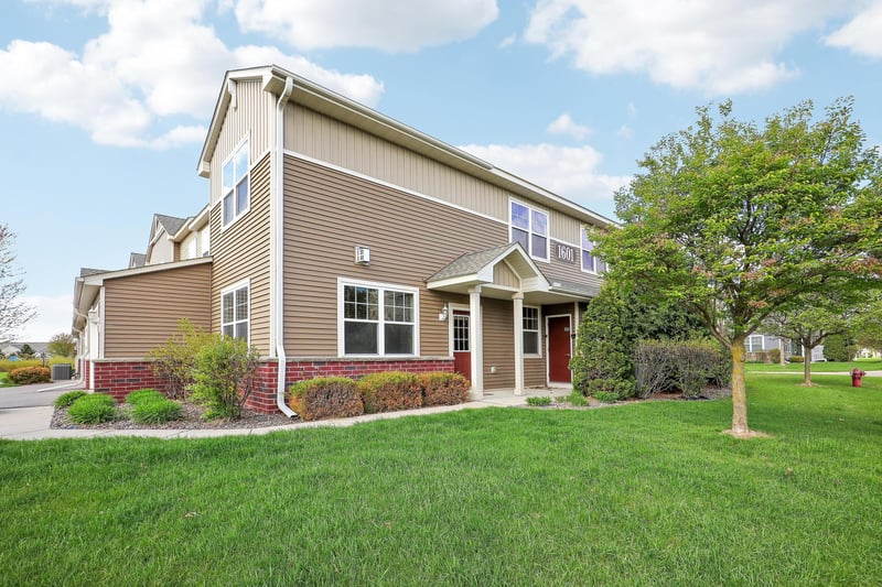 1601 Sumac Cir #A, Carver, MN 55315