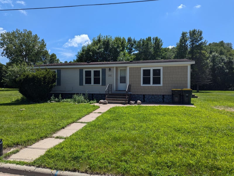 304 Valley View Dr, Redwood Falls, MN 56283