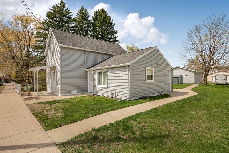 42 1st St SE, Richmond, MN 56368