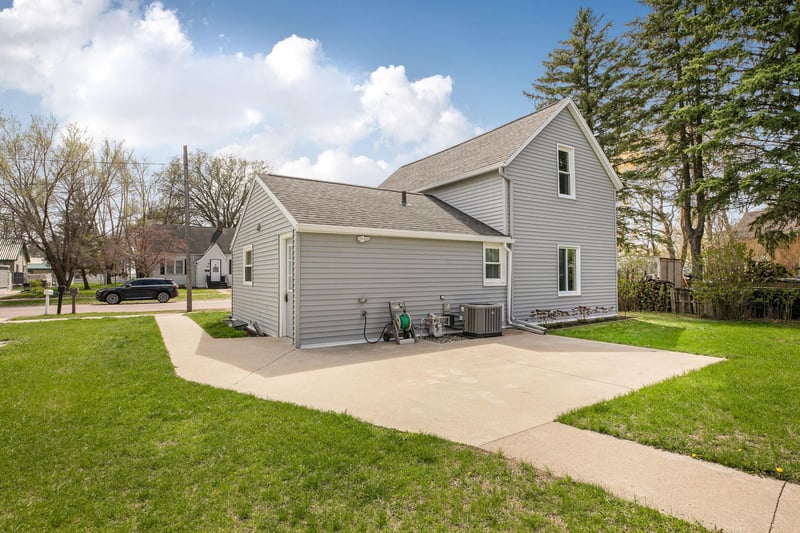 42 1st St SE, Richmond, MN 56368