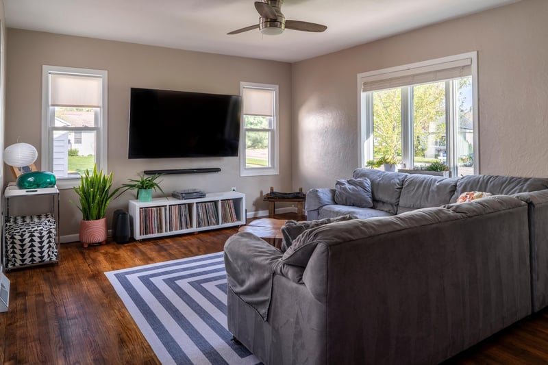 524 S 2nd St, La Crescent, MN 55947