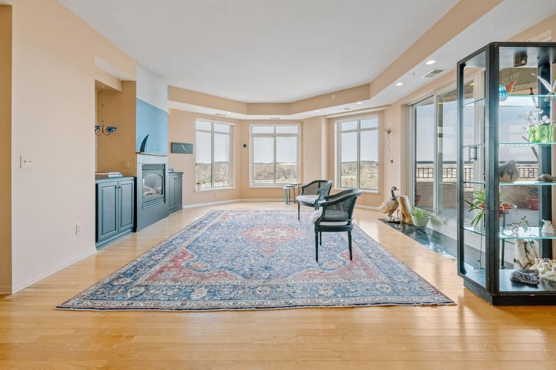 8301 Creekside Cir #560, Bloomington, MN 55437