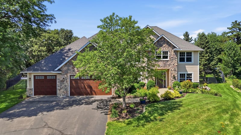 869 Mendakota Ct, Mendota Heights, MN 55120