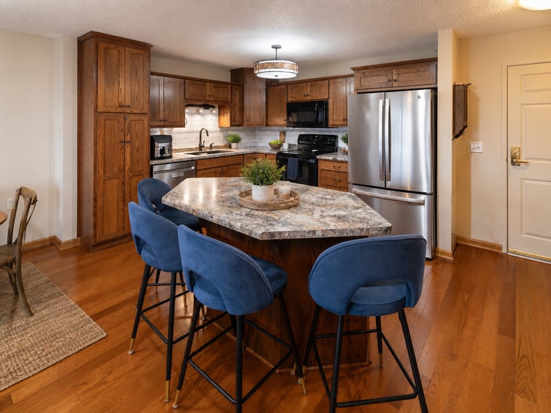 1321 Lake Dr W #302, Chanhassen, MN 55317