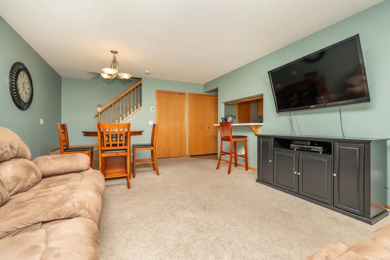 2009 Southcross Dr W #903, Burnsville, MN 55306