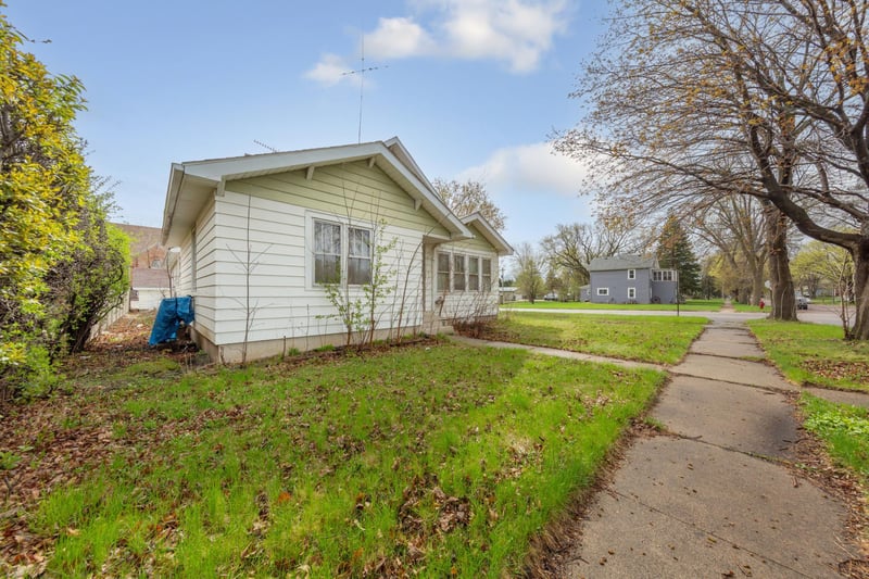 1606 Greeley Ave N, Glencoe, MN 55336