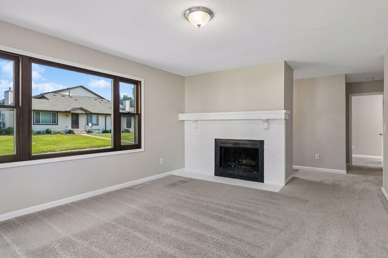 6748 Gretchen Ct N, Oakdale, MN 55128