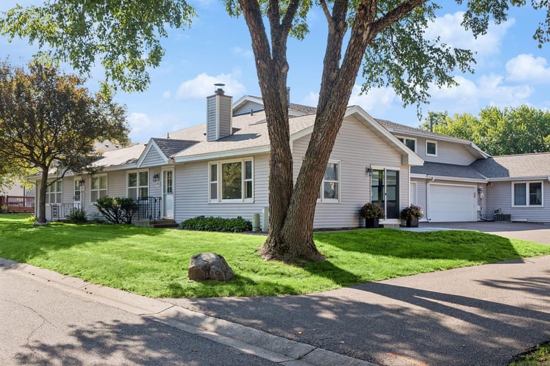 6748 Gretchen Ct N, Oakdale, MN 55128