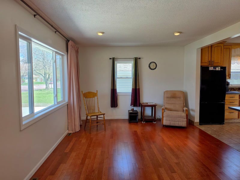 710 6th St SW, Wells, MN 56097