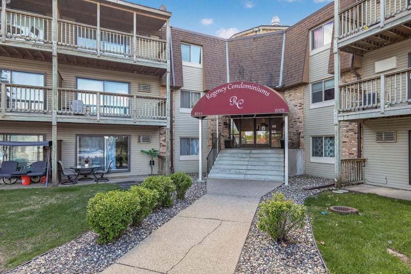 2011 E 122nd St #D1, Burnsville, MN 55337