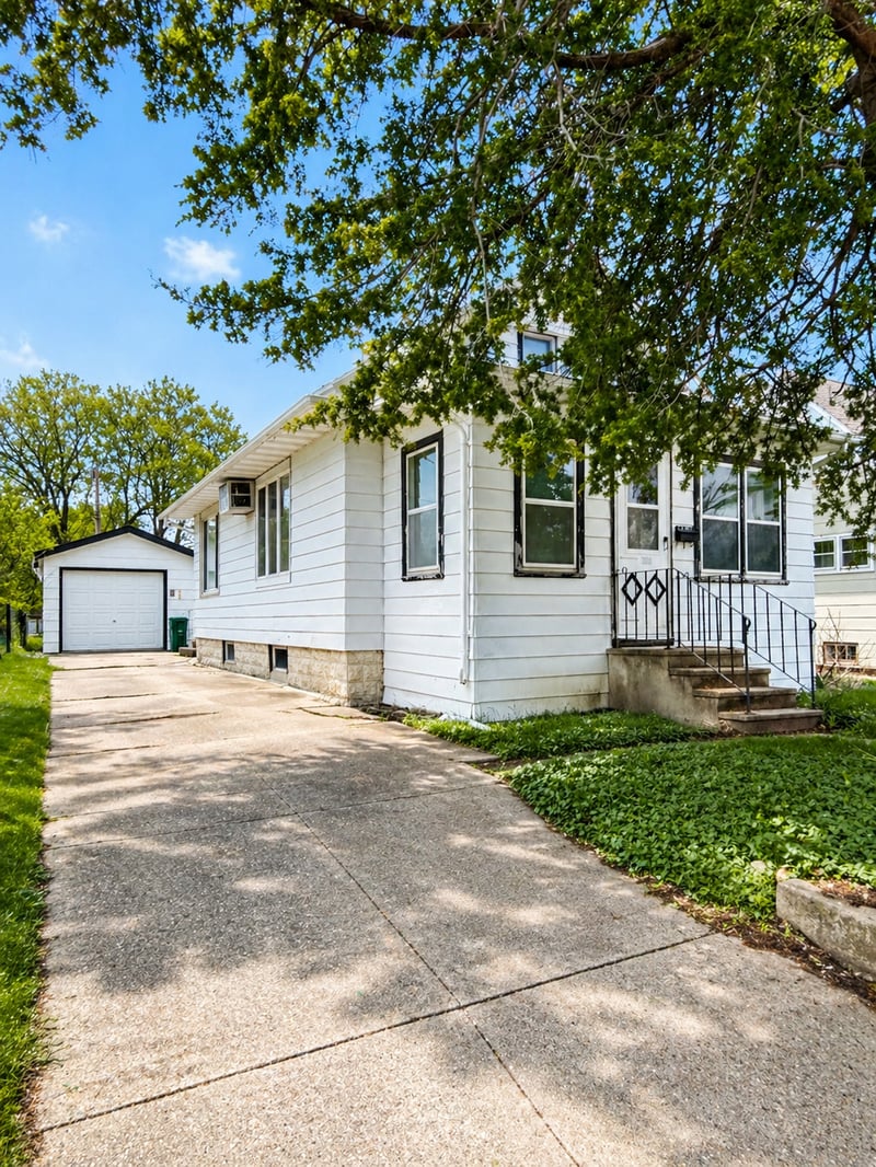 1320 N North Ave, Fairmont, MN 56031