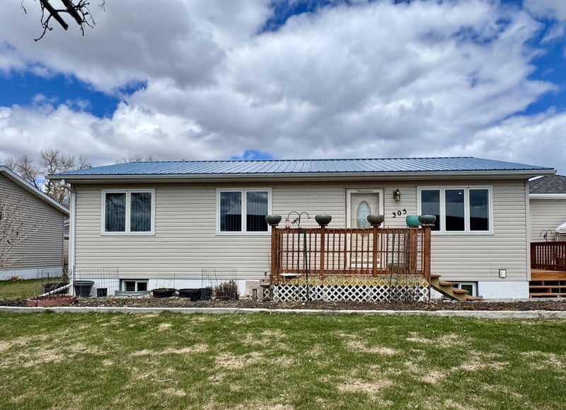 305 Lincoln St SE, Warroad, MN 56763