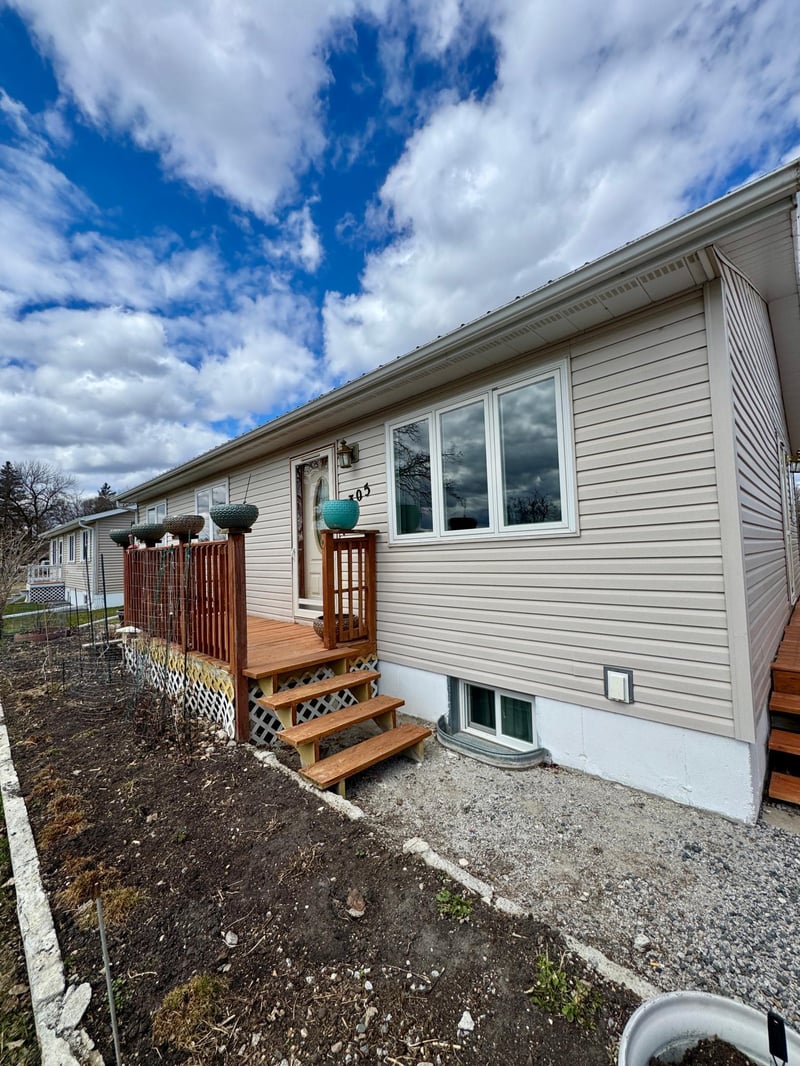 305 Lincoln St SE, Warroad, MN 56763