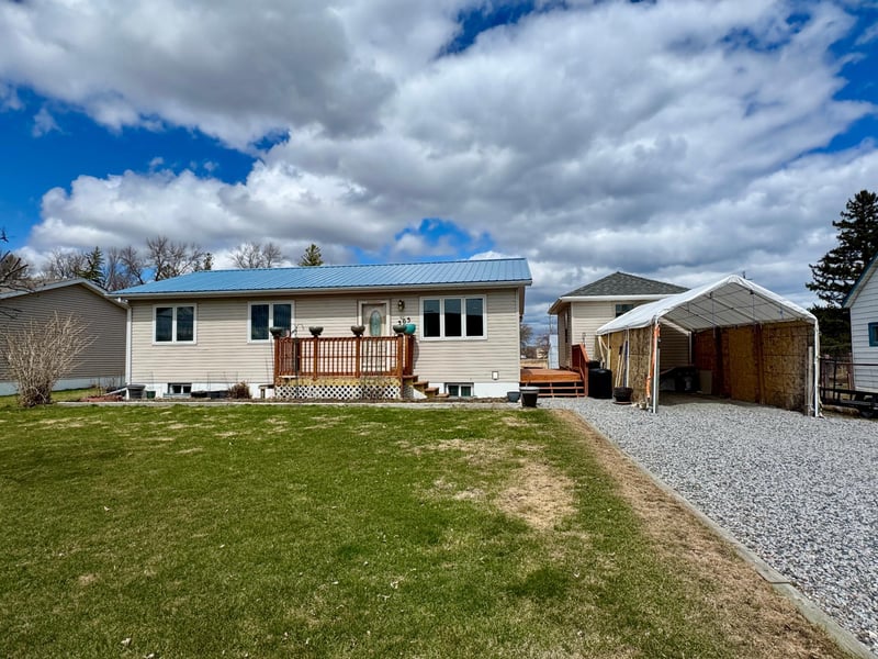 305 Lincoln St SE, Warroad, MN 56763