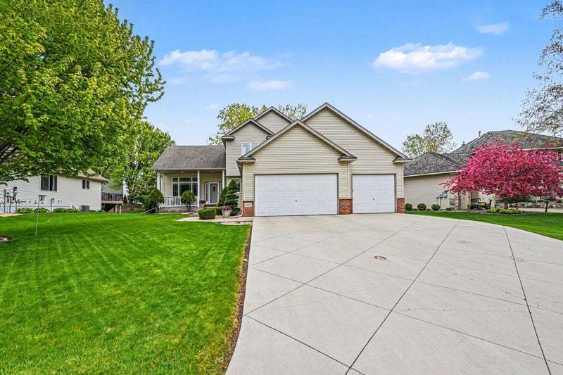 4517 Alicia Dr, Inver Grove Heights, MN 55077