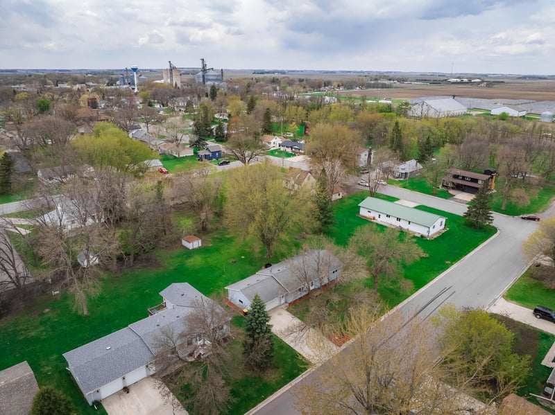 330 8th St E, Hector, MN 55342