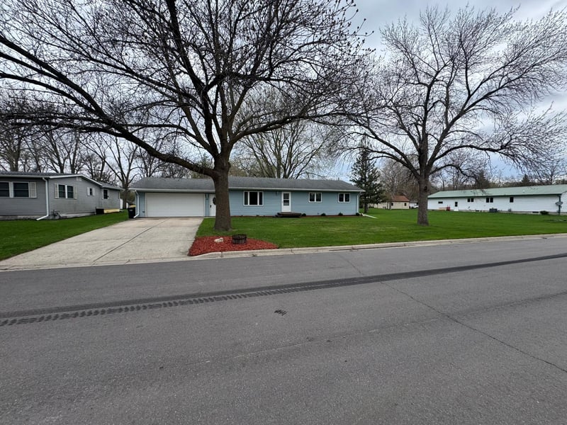 330 8th St E, Hector, MN 55342
