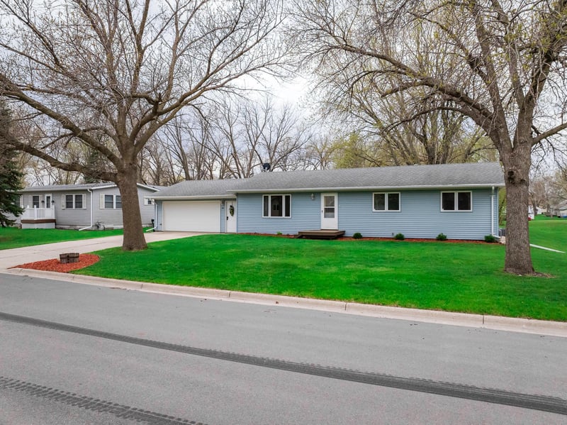 330 8th St E, Hector, MN 55342