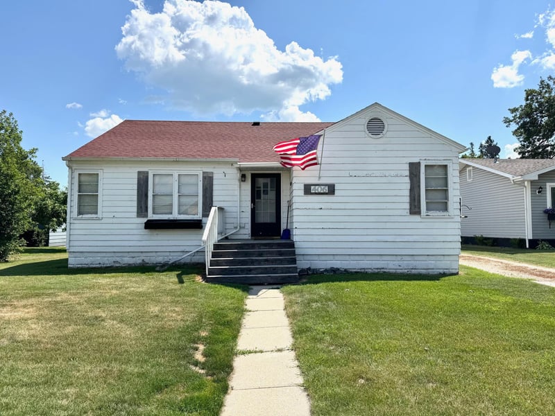 406 3rd St NE, Roseau, MN 56751