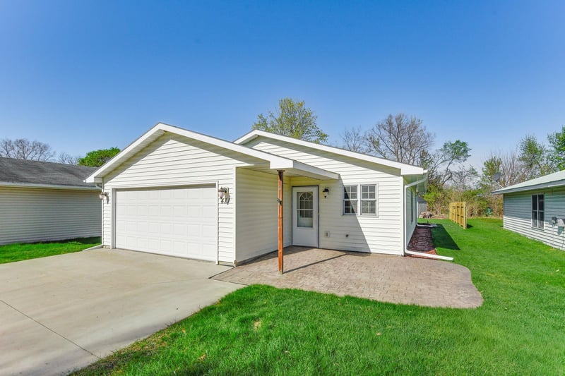 411 N Walnut St, Belle Plaine, MN 56011