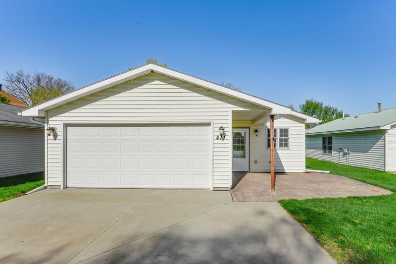 411 N Walnut St, Belle Plaine, MN 56011