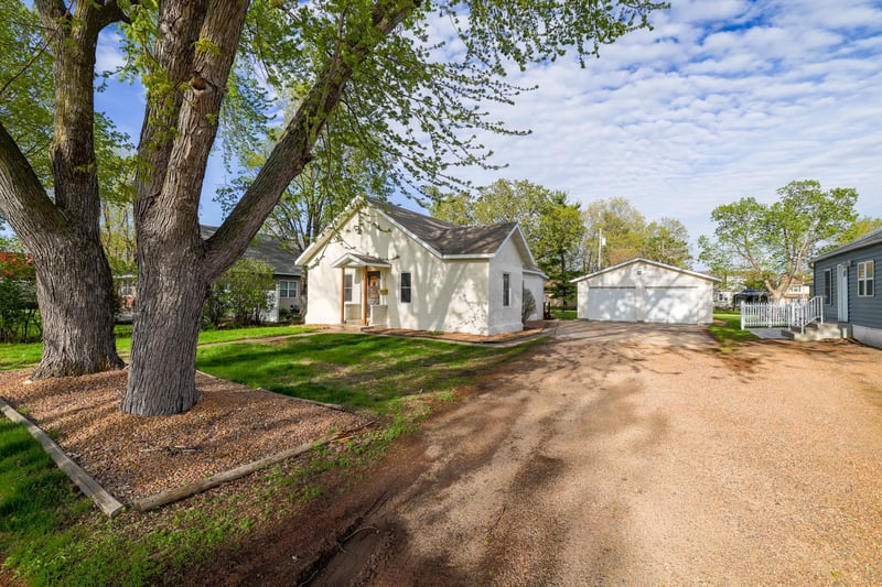219 S Cedar St, Belle Plaine, MN 56011