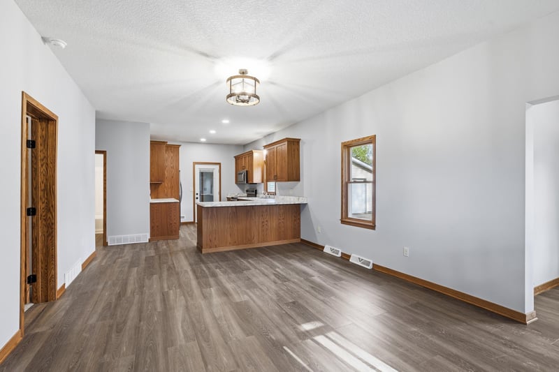 219 S Cedar St, Belle Plaine, MN 56011