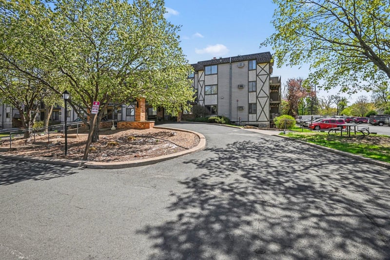 1304 W Medicine Lake Dr #221, Plymouth, MN 55441