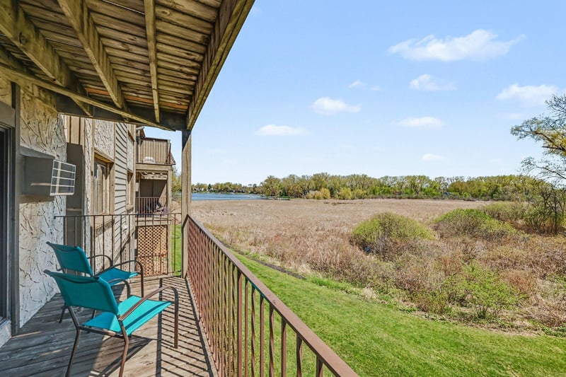 1304 W Medicine Lake Dr #221, Plymouth, MN 55441